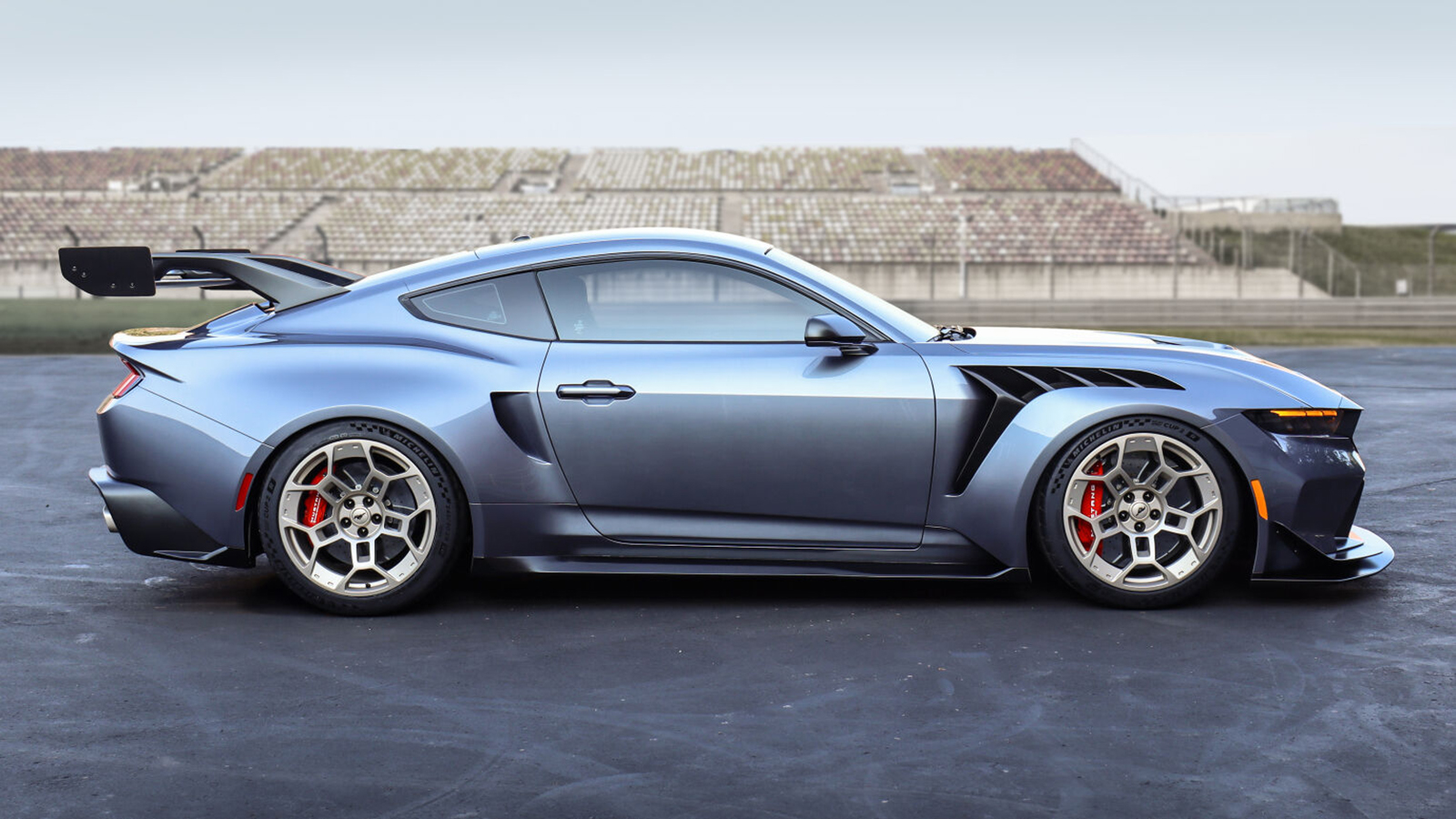 Τα φτερά, το καπό, η θύρα του πορτ-μπαγκάζ, το μπροστινό σπλίτερ, ο πίσω διαχύτης και η οροφή είναι όλα κατασκευασμένα από ανθρακόνημα.